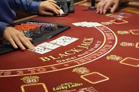 Antarmuka aplikasi mobile bet808 menampilkan meja dadu dengan streaming langsung