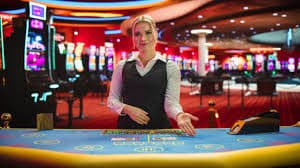 Antarmuka permainan Phoenix Rises di bet808 dengan gulungan slot dan simbol burung phoenix